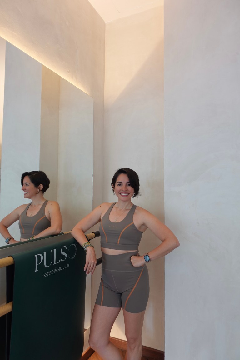 Instructora de Pulso Barre durante una clase de barré en Madrid