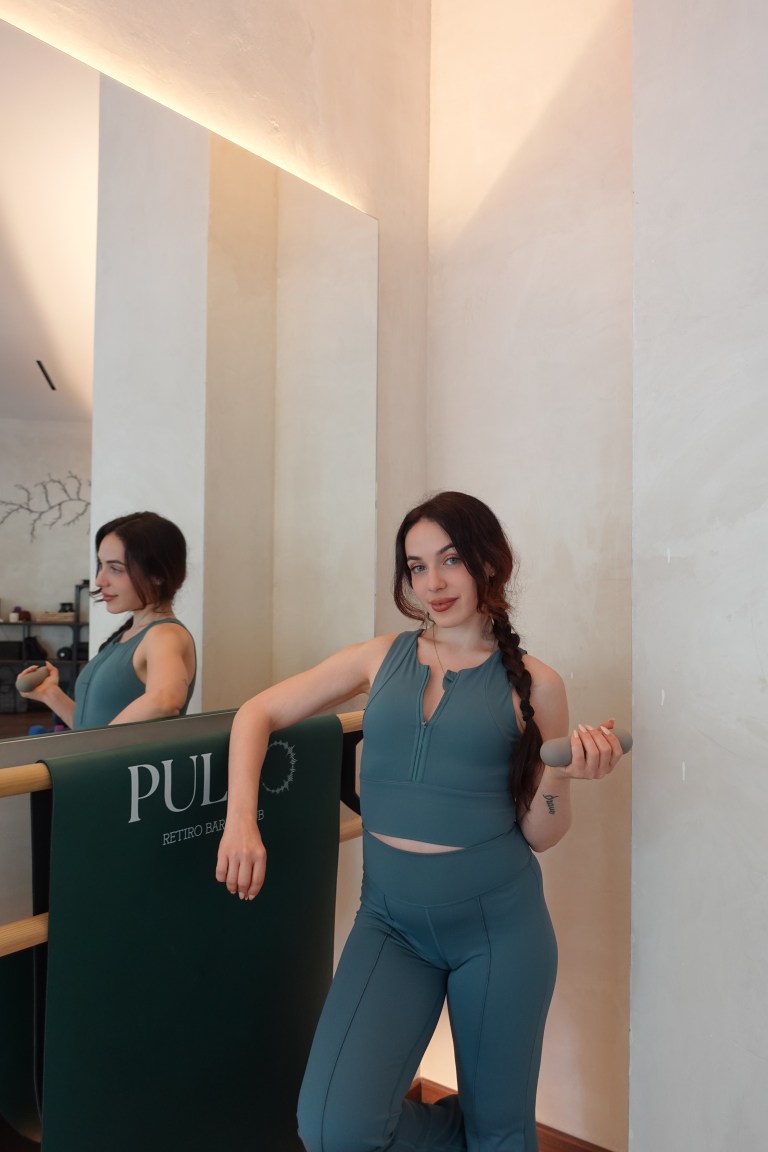 Eva, Instructora de Pulso Barre durante una clase de barré en Madrid