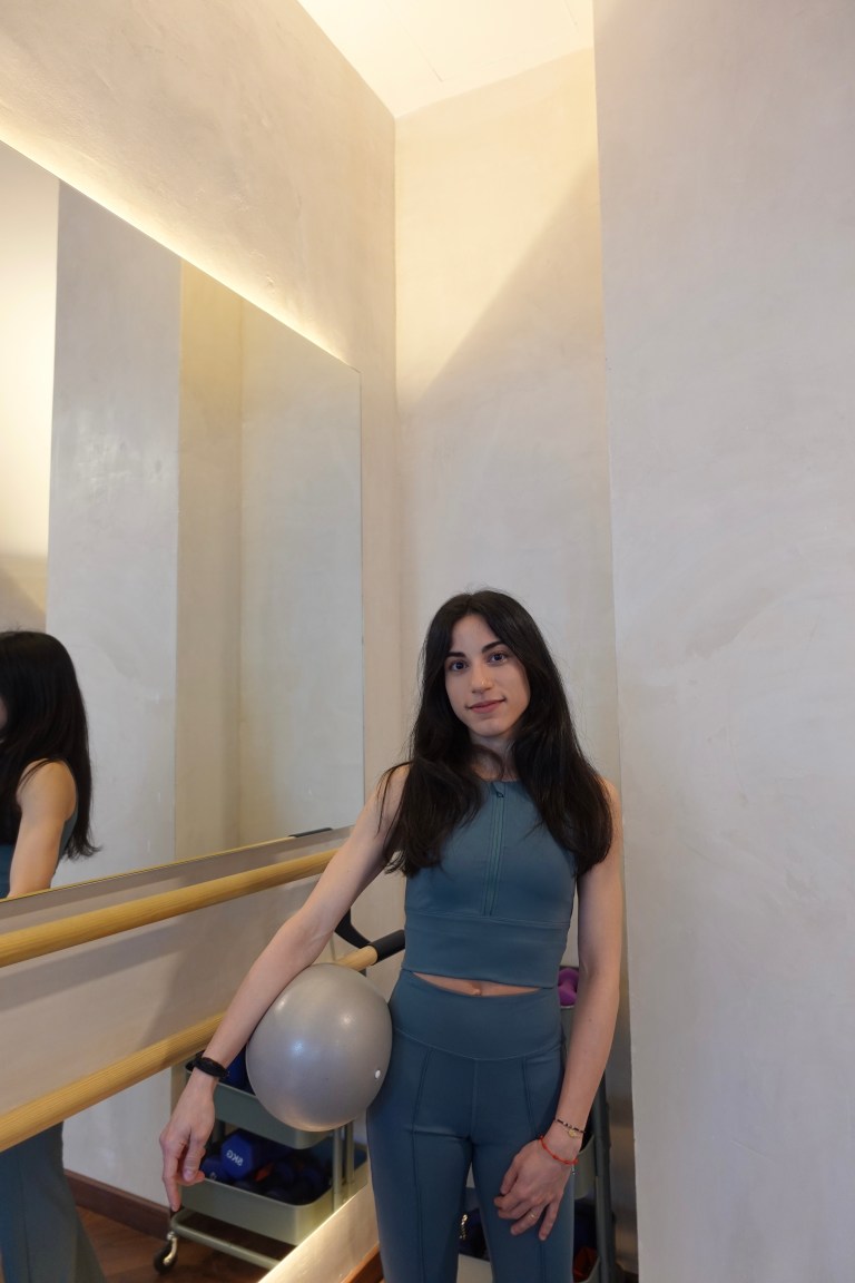 Melody, Instructora de Pulso Barre durante una clase de barré en Madrid